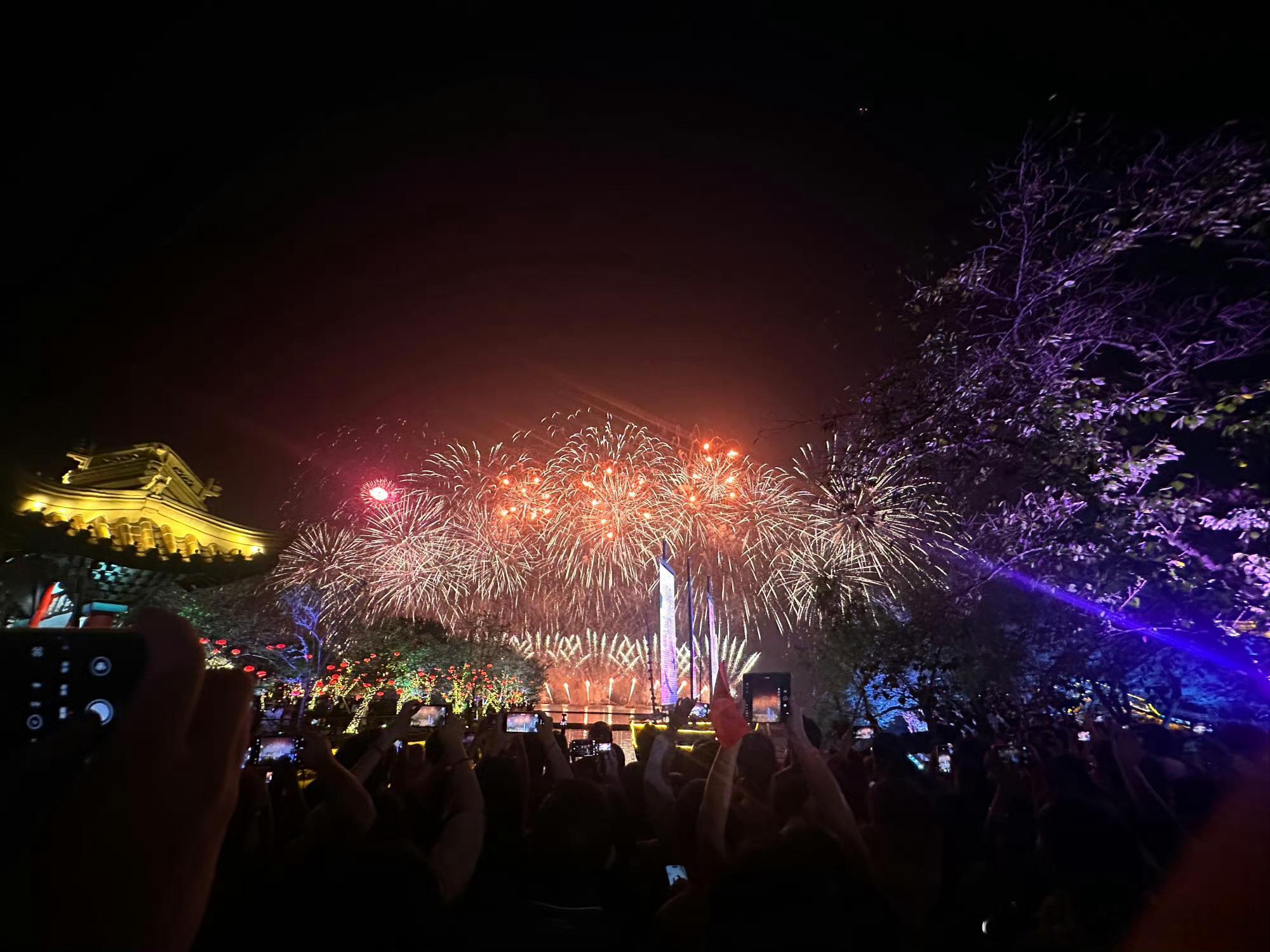 无锡烟花下万人歌唱祖国好震撼无锡鼋头渚烟花下万人歌唱祖国无锡烟花秀太燃！满天璀