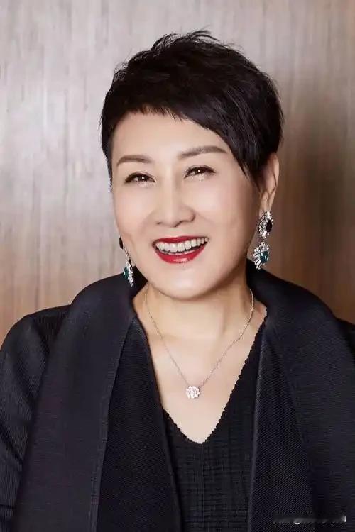 演员张凯丽说："我爸爸妈妈都是癌症病人，我最最难过的事是我爸爸去世前两天，他拿纸