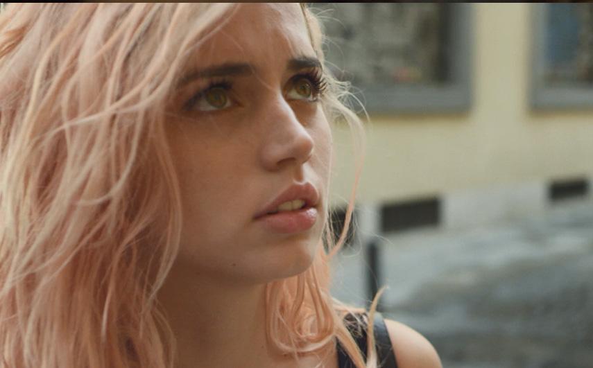 她拥有一张“被上帝亲吻过的”面孔她的性感不是刻意营造的而是从骨子里流淌出来的