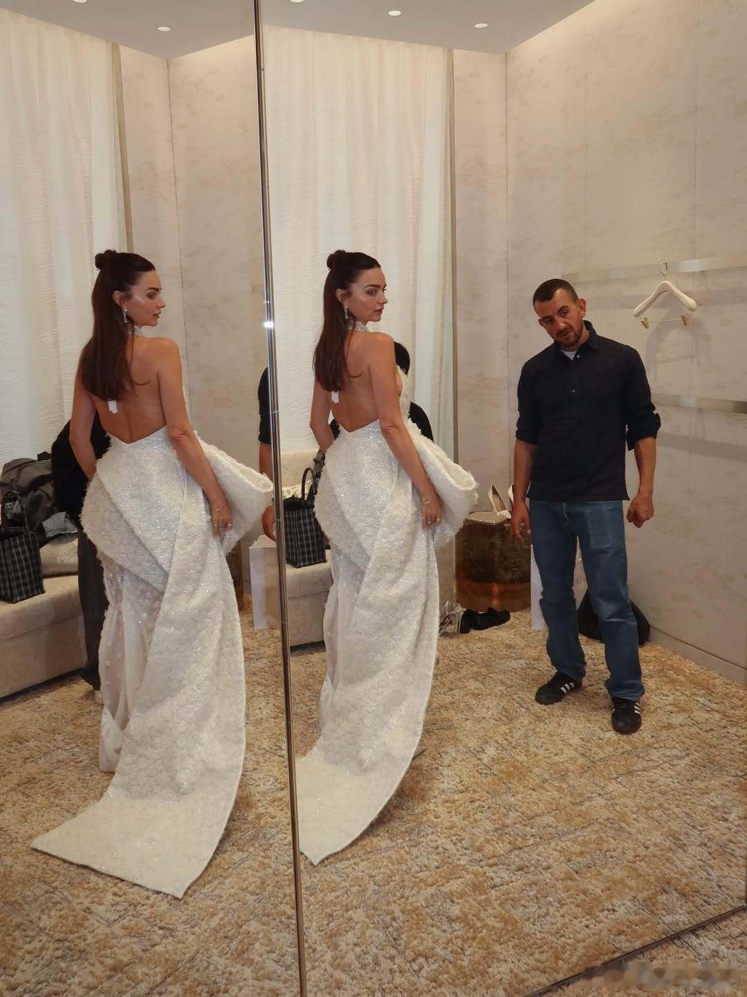 MirandaKerr米兰达可儿分享更多出席MetGala盛典的着装准备私照