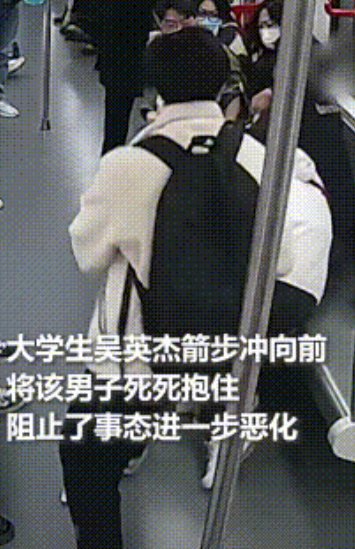新疆小伙火到人民日报了！”7月21日，新疆小伙吴英杰获得了“见义勇为英雄”的称号