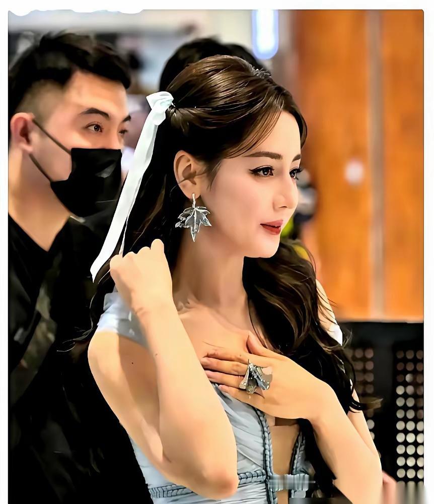 其实自己心里明镜似的。就是夺人眼球这样不靠作品走一走地毯就让你们认识了。别说什