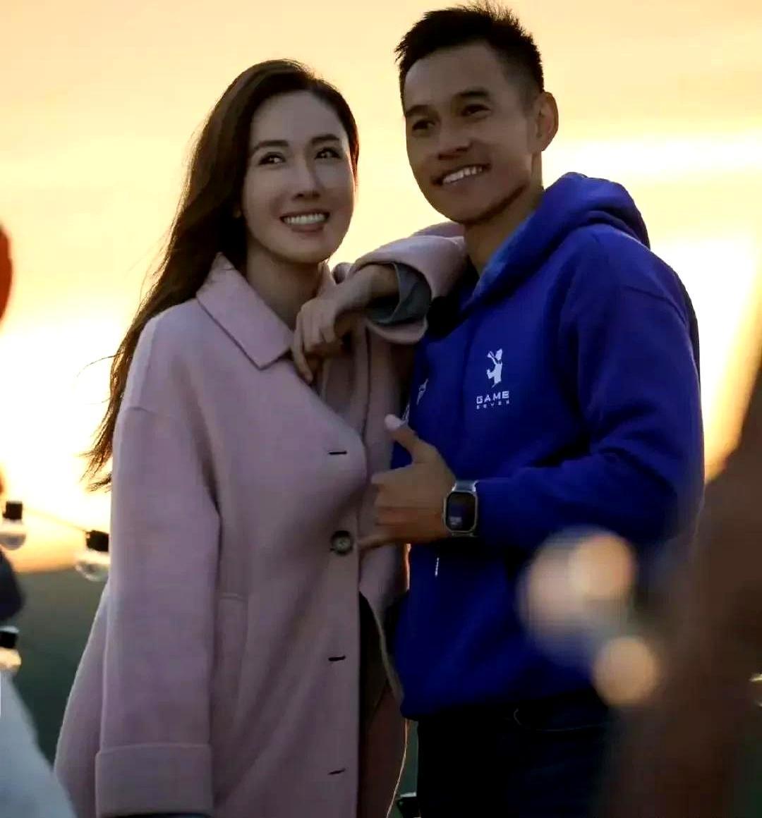 八年半，从订婚到分手，李施嬅把故事摊在镜头前。最疼的不是戒指不合，是四次眼