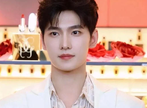杨洋抢饼？邓科导演的《折腰》火了之后，他已经成了业内古偶的香饽饽导演，现在不