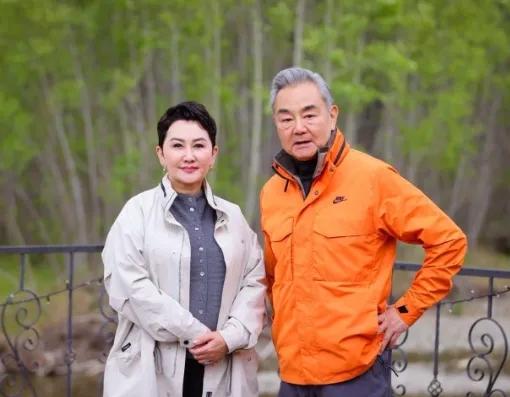 中蒙外长合影，帅到“爆”6月15日，王毅外长访问蒙古国期间，双方在镜头前留下了