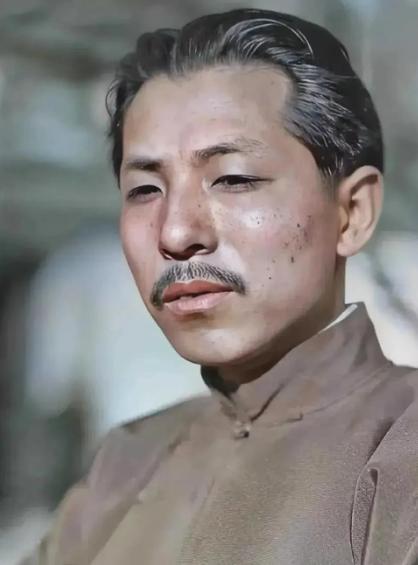 1985年，北京一间老式寓所里，九十三岁的何柱国接受访谈。这位双目已近失明的老将