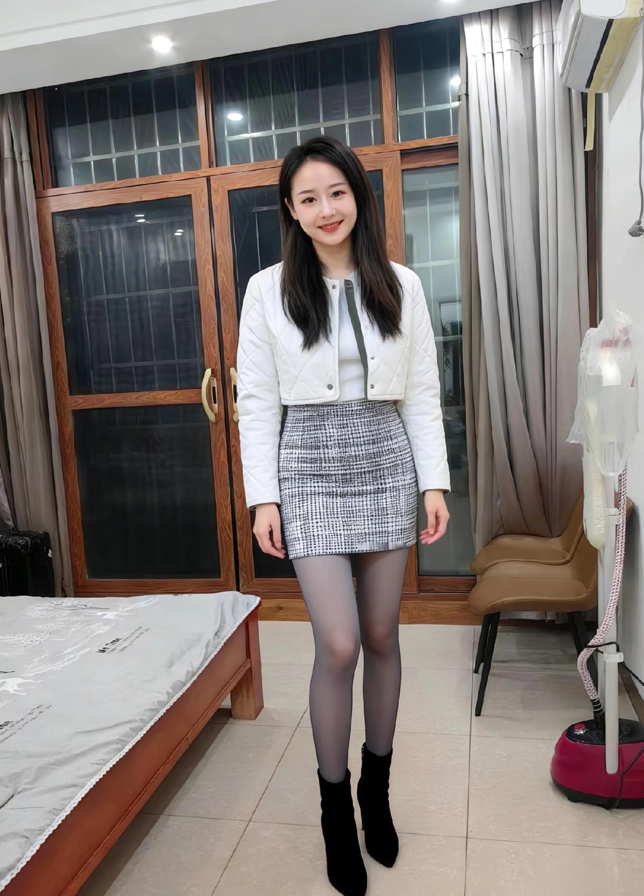 华堂灯暖衬轻妆，素袄格裙衬晓霜。小院晴光凝鬓影，寒林雪色映眉扬。玄裘踏玉红亭