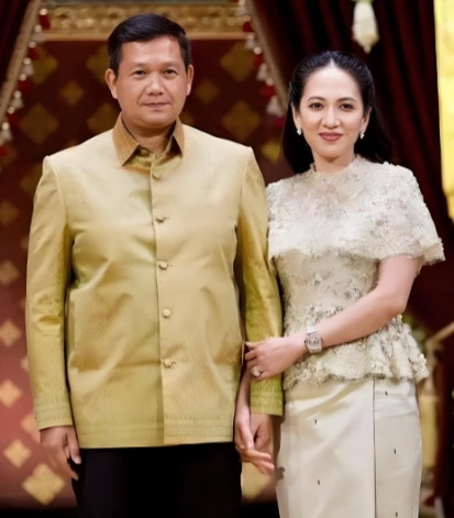 不管柬埔寨多么的贫穷，但是并不妨碍洪玛奈两口子珠光宝气，从他们的穿着打扮，谁能看