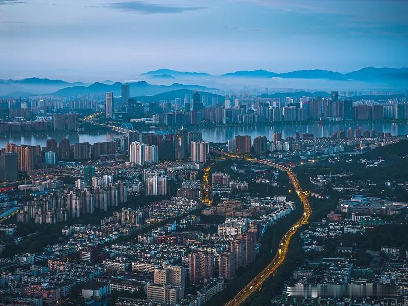 杭州楼市真牛。今年小阳春之后，杭州楼市虽然也有所下跌，但是整体杭州楼市是要明显