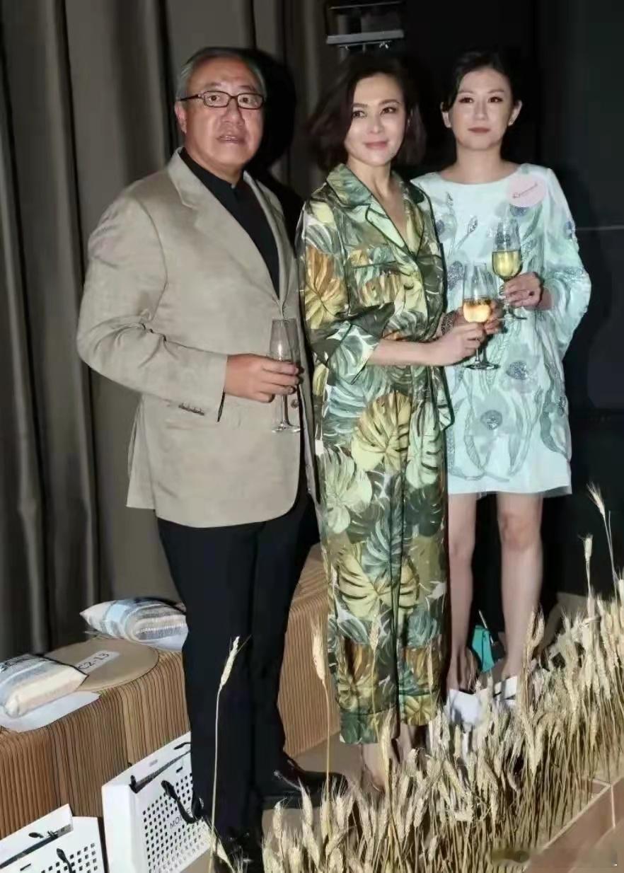 62岁关之琳聚会与前男友同框！手捧香槟大方合影对方现任女友！​​​