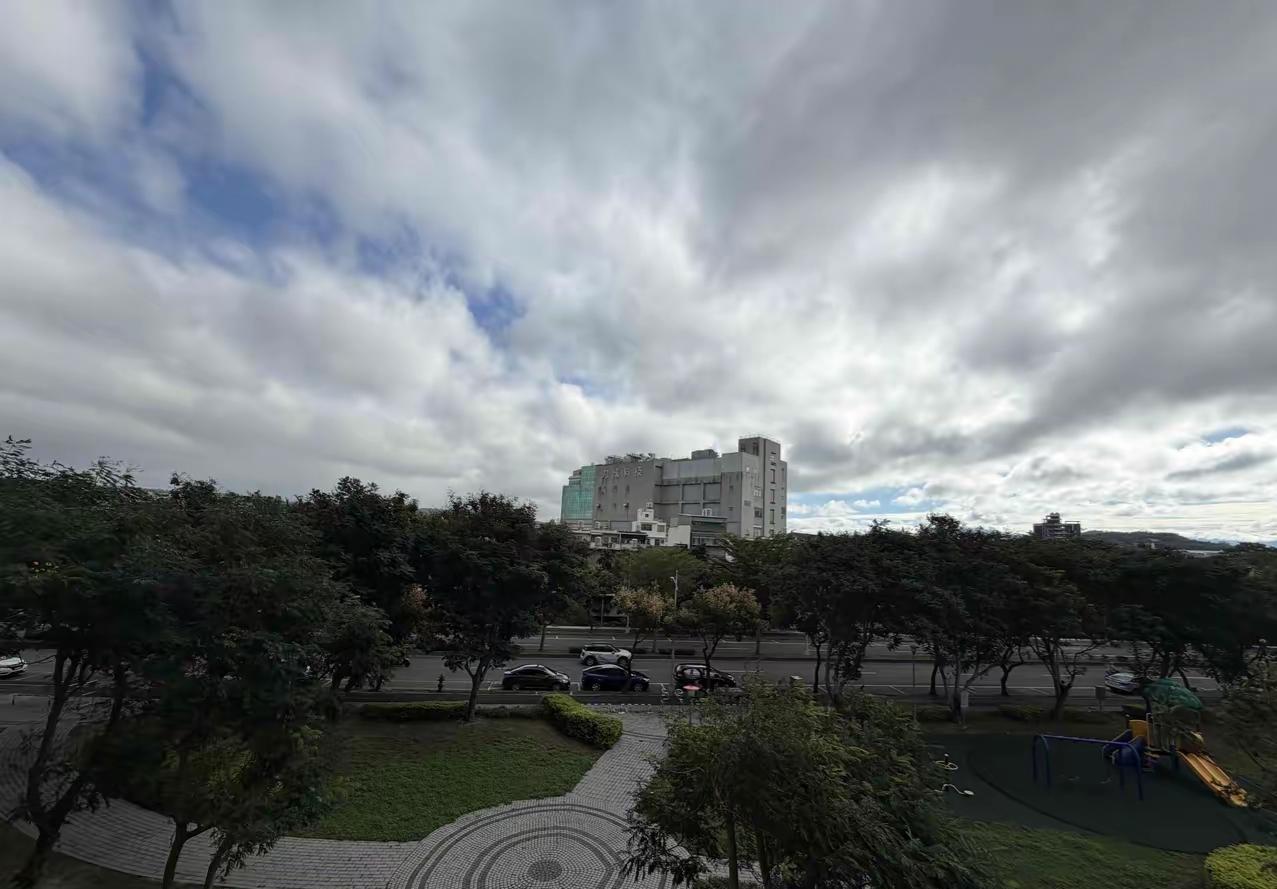 这几天对面山头的湖口装甲车基地天天“打炮”，每听一声响我就忍不住笑一次，都202