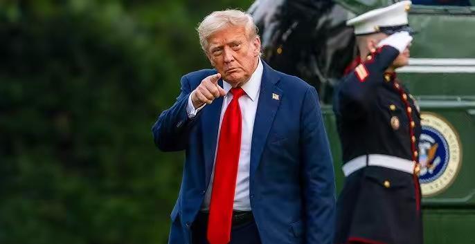 特朗普在当下向中国提出两个无理要求，一是禁止中国购买俄罗斯石油，二是禁止中国购买