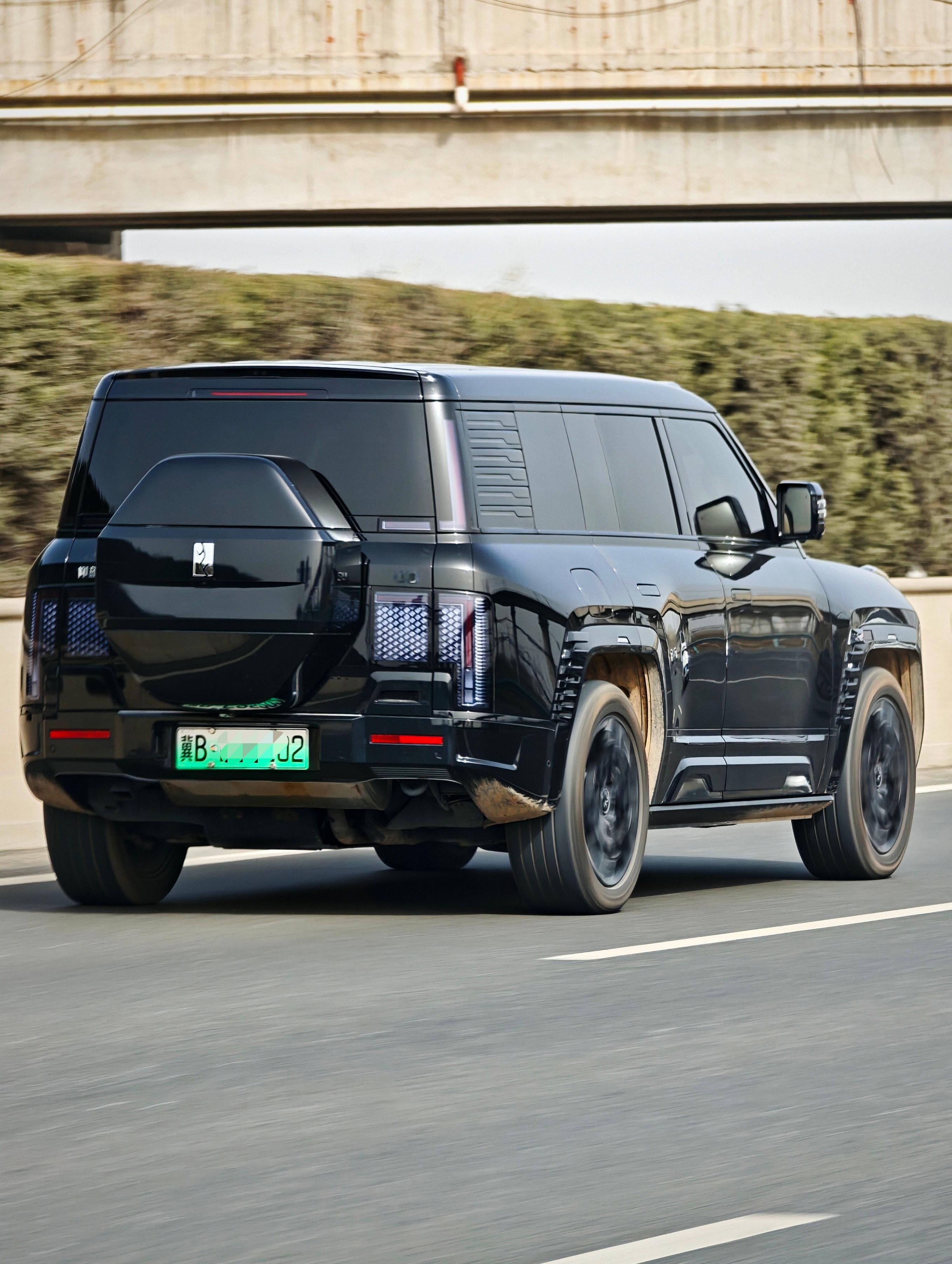 仰望U8车头车尾的设计就很一致无论哪个角度看过去都很有压迫感，整体性很强这点值得