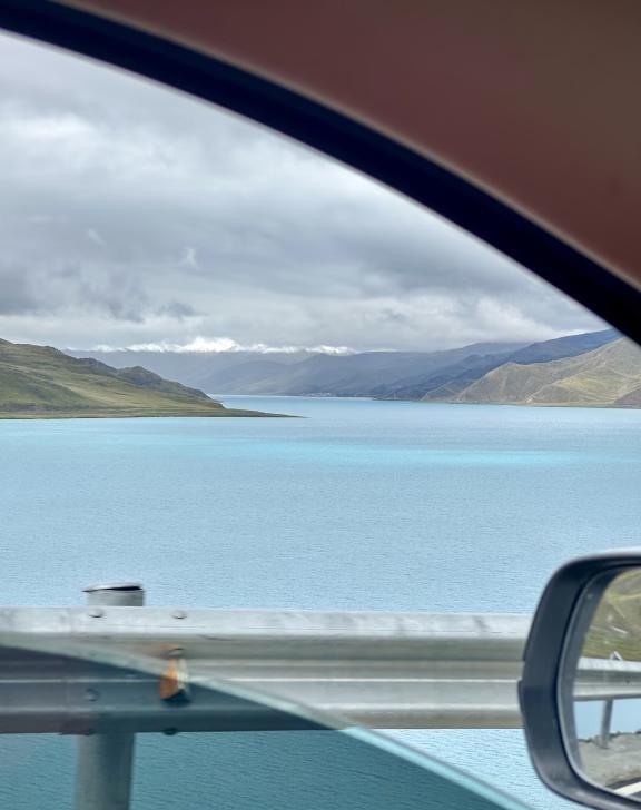 沿着圣湖边开车，一路美到爆🌊什么时候都不必着急。当我有了想去西藏的想法是