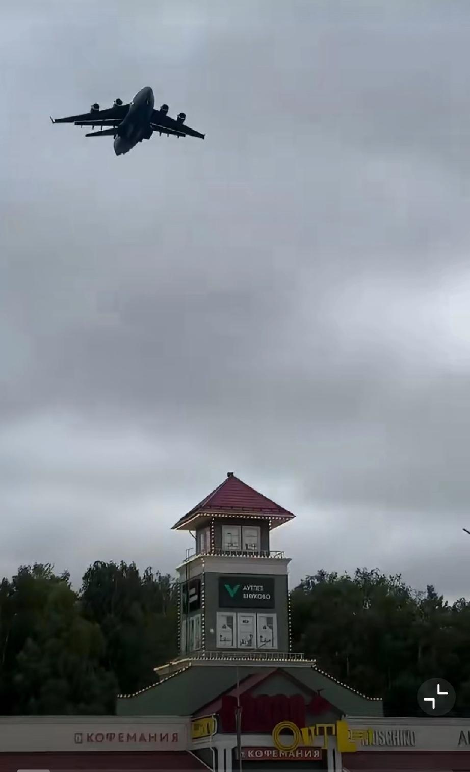 美国动筷子了：现在的乌克兰像极了二战时的波兰！美中情局局长25日秘密抵达莫斯