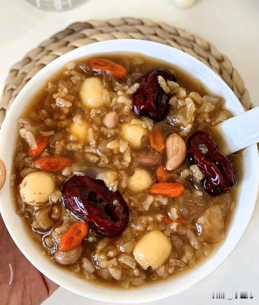 腊八必须喝一碗热乎乎的腊八粥啊！一早家里就熬上了，糯米、红豆、花生、红枣、桂
