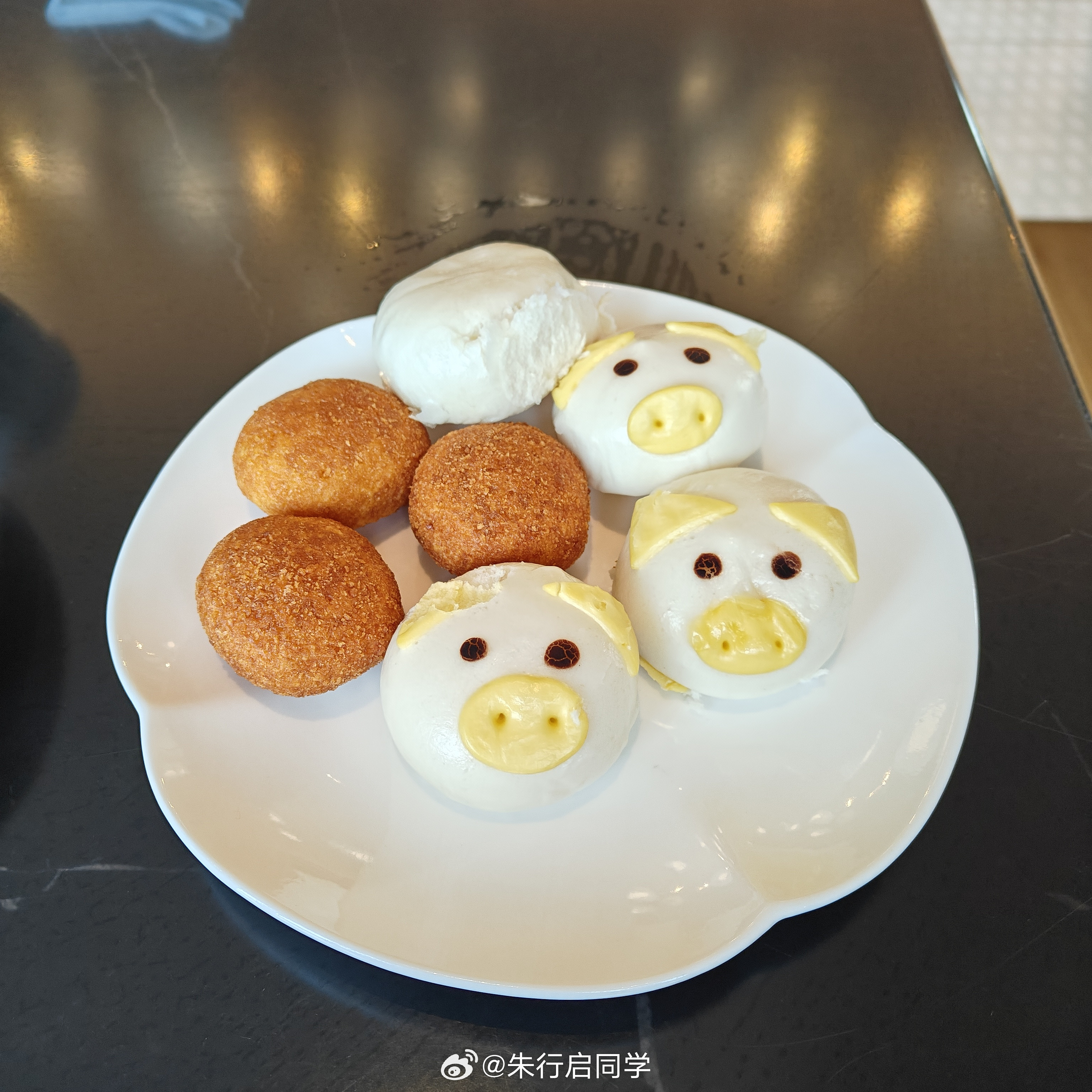 到酒店吃个早餐先晚点再去市区逛逛这个🐷头造型的蛋黄包子味道还是挺好吃的