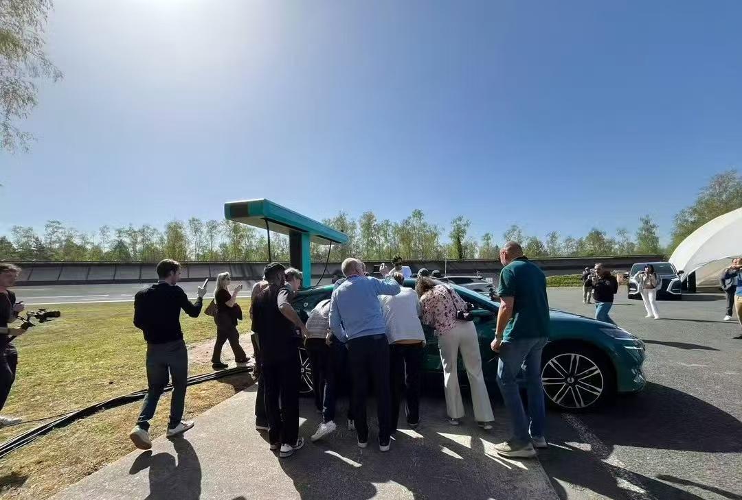 迪子家的腾势Z9gt在欧洲上市，想不到定出了这么劲爆的价格，11.5万欧元！这一