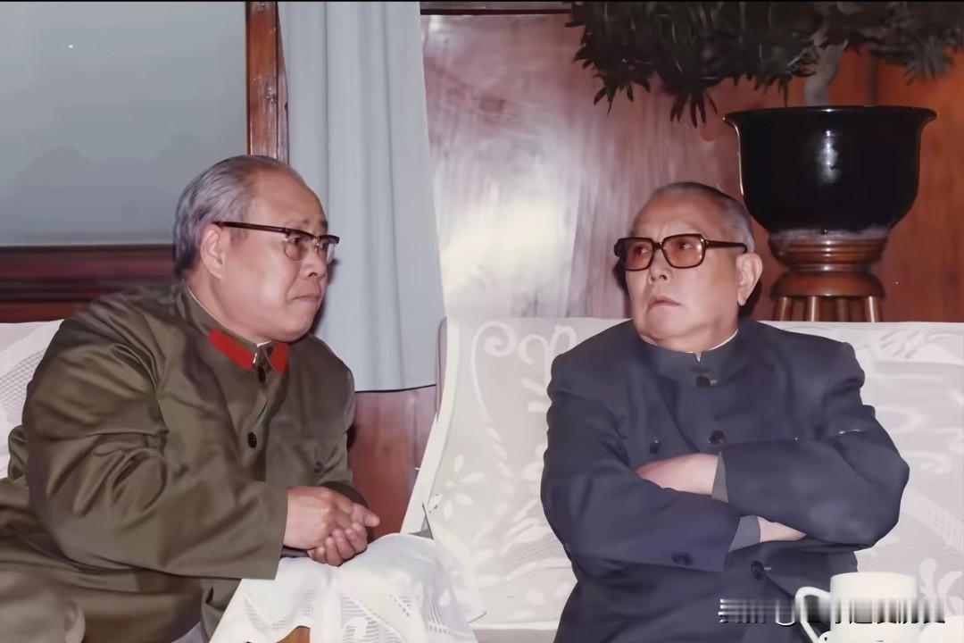 这张室内合影，定格了开国中将旷伏兆与李先念同志交谈的瞬间。身着军装的旷伏兆神情