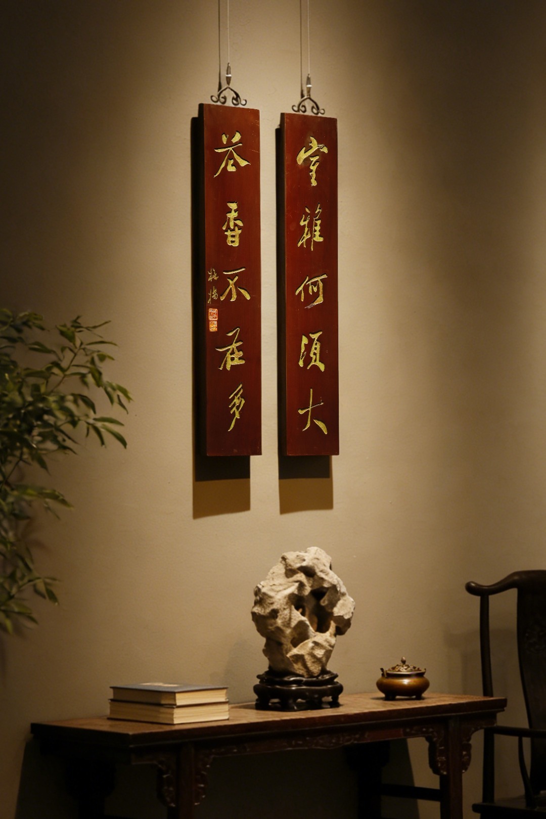 板桥楠木|对联老木板平刻，矿彩漆绘，题识“室雅何须大，茶香不在多”，文人空