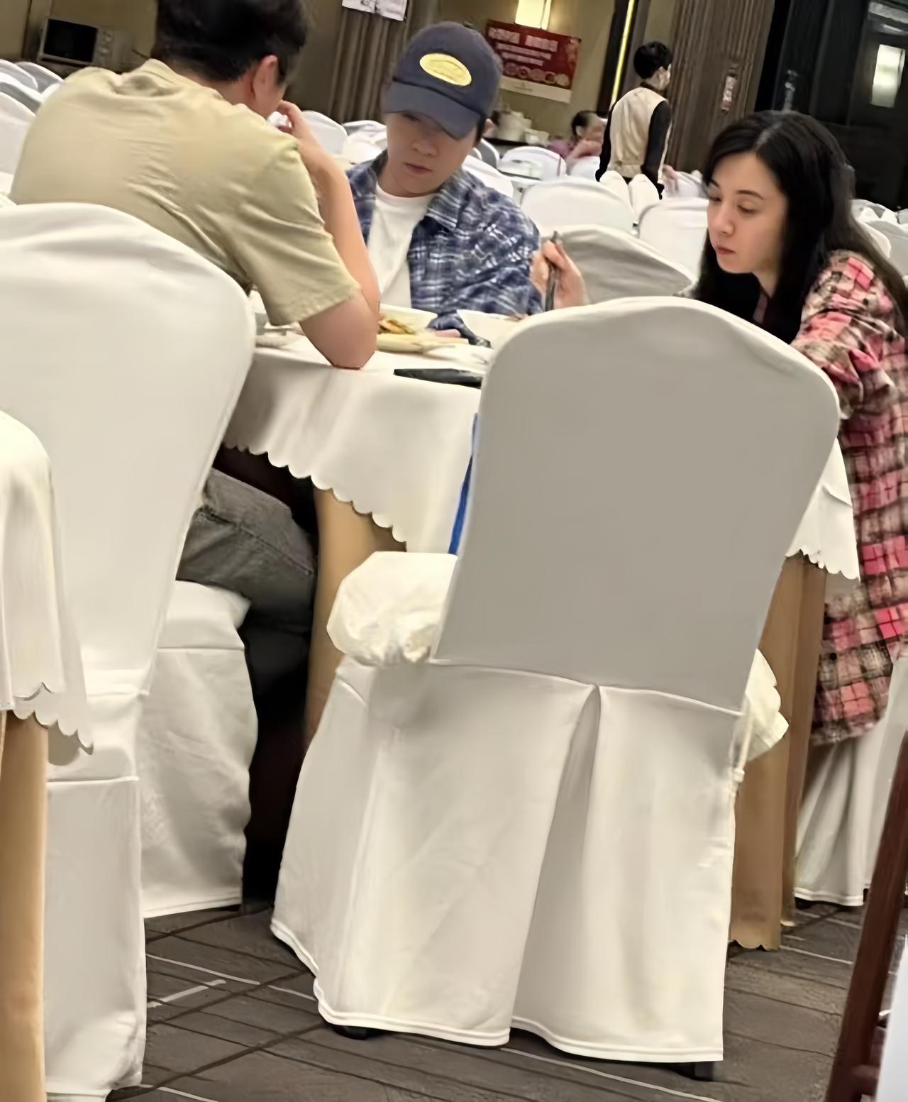 俞灏明去西安探班王晓晨，两人一起吃饭的画面，王晓晨满脸疲惫，感觉很累的样子！