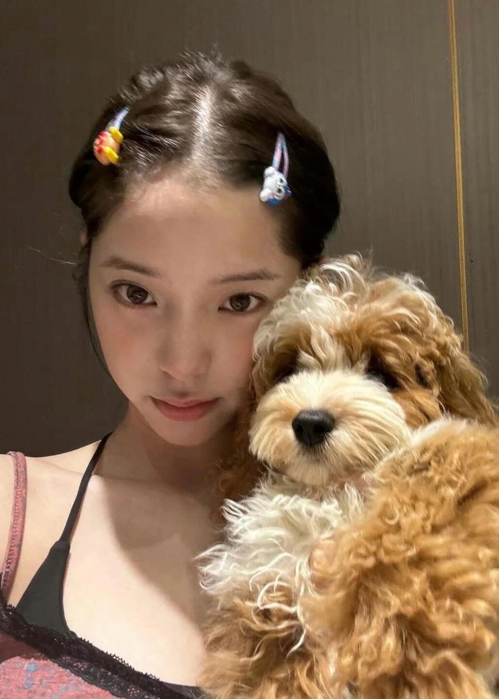 欧阳娜娜/锁屏推荐/壁纸分享/壁纸推荐/明星壁纸/高清壁纸旁边是熙熙攘攘的人流，