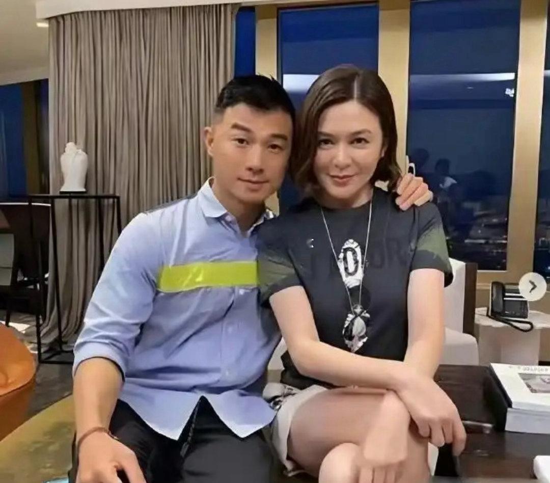 这是关之琳的模特男友，两人相差35岁