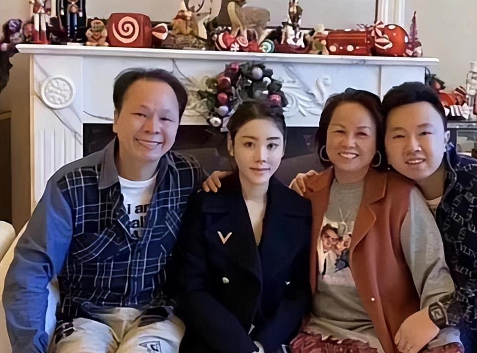 蔡天凤二婚应该是幸福的，看得出来她和婆家人相处和睦。她年纪轻轻的就生了四个孩子，