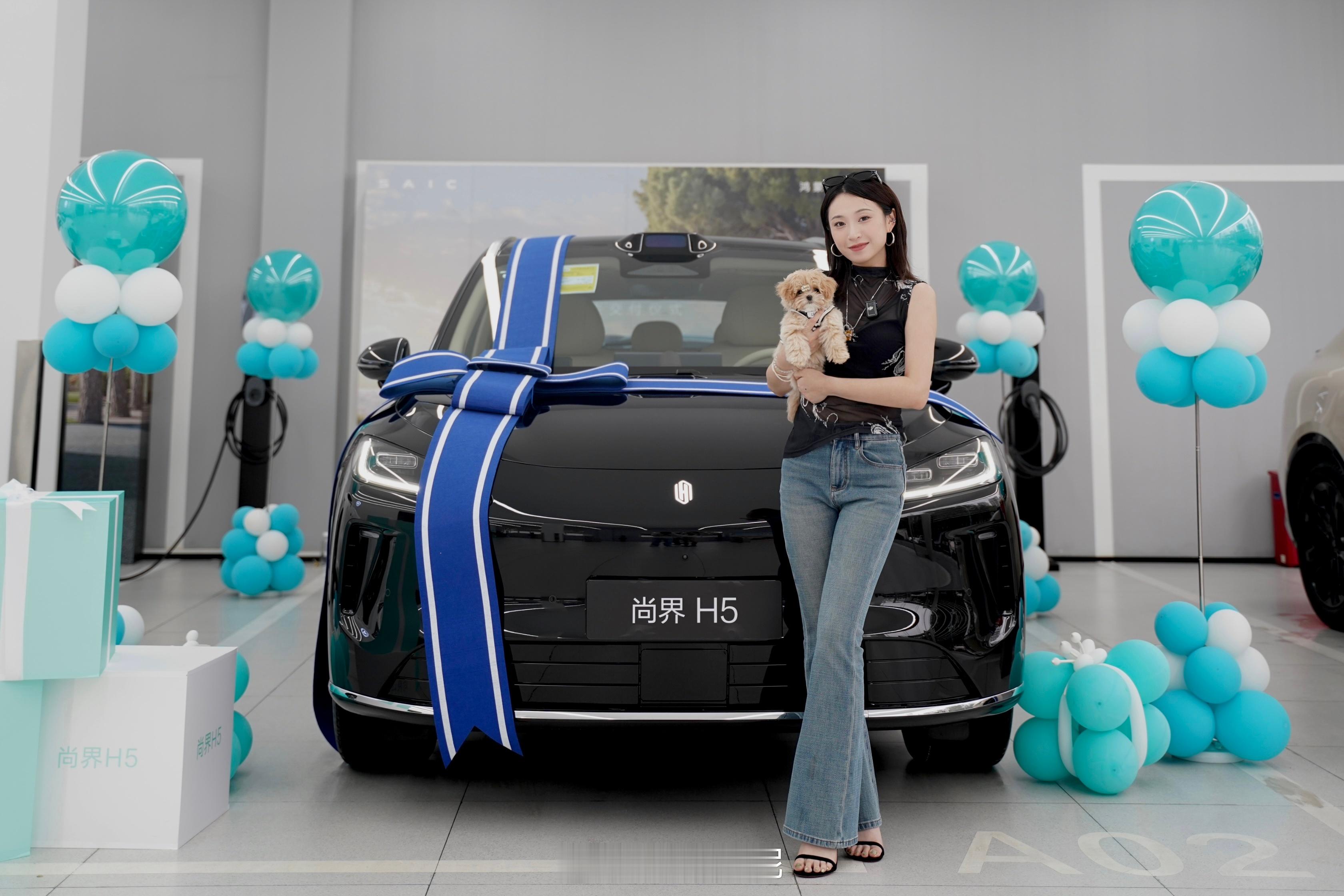 让我们恭喜闪闪宝贝喜提新车🚗尚界H5以后咱们就坐这个车出门兜风啦～​​​