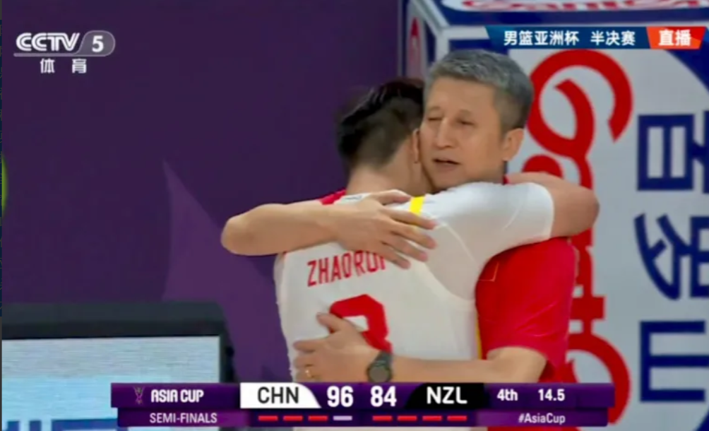 惊天绝杀！赵睿0.7秒神迹三分引爆全场 铁血队长泪洒郭士强怀抱 中国男篮绝境逆袭挺进亚洲杯决赛