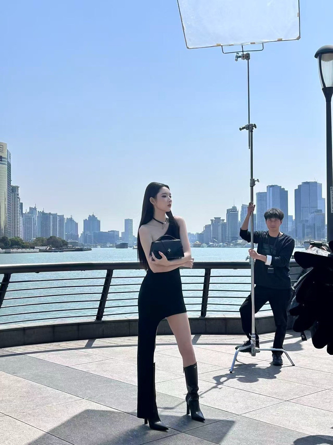 偶遇王玉雯上海拍摄王玉雯在上海外滩拍摄被偶遇，又高又瘦皮肤白得发光，这状态也太