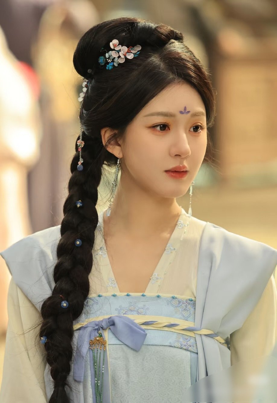 赵露思的脸和李一桐比起来do感很重。。