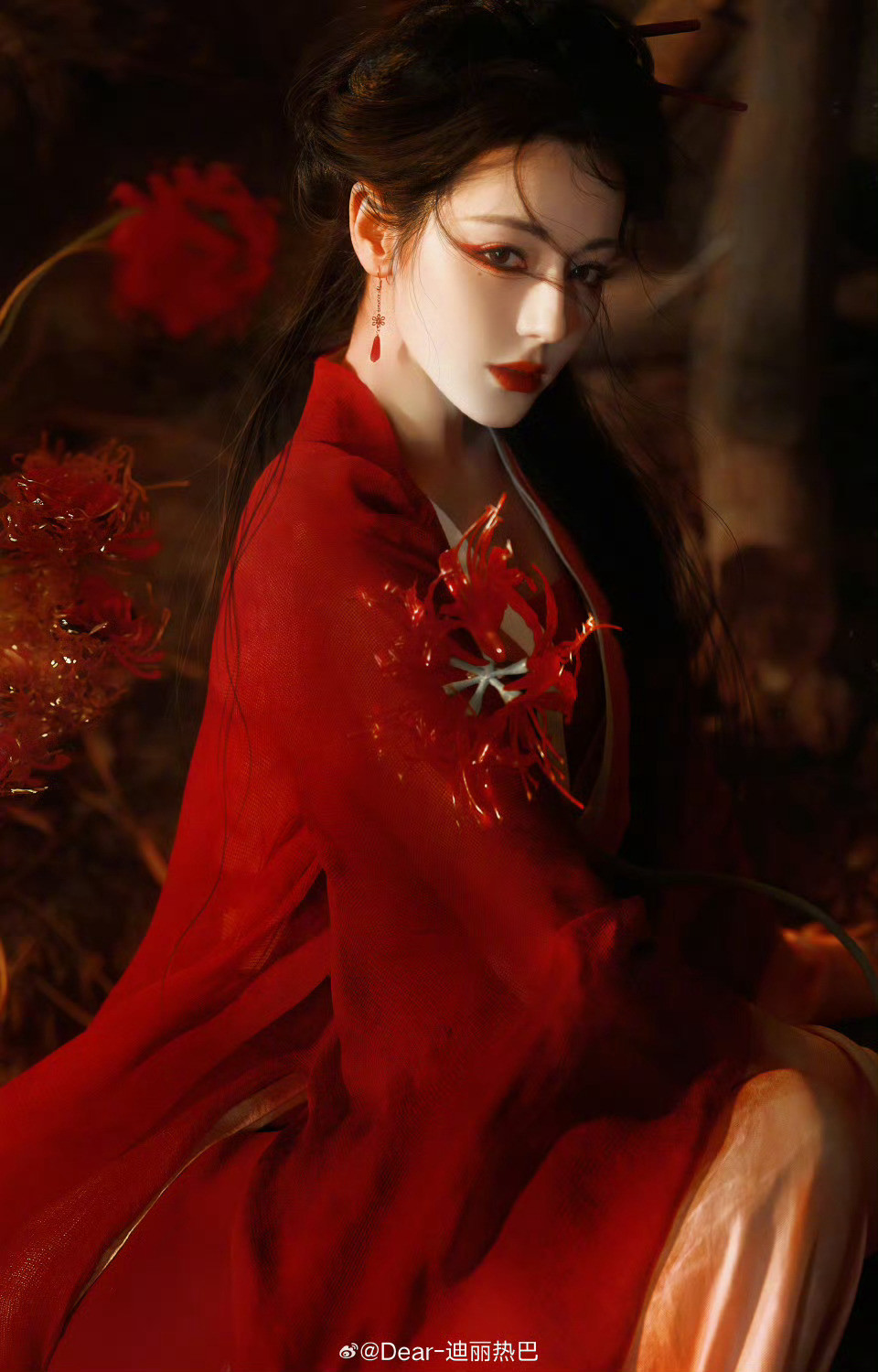 黄晓明是古装奇幻剧《白日提灯》的出品人之一，这部剧由腾讯视频和浙江万众合星影视传