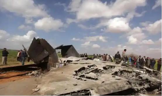 美军在伊朗腹地的一场救援行动，彻底沦为国际笑柄。原本计划营救被击落战机的两名飞行