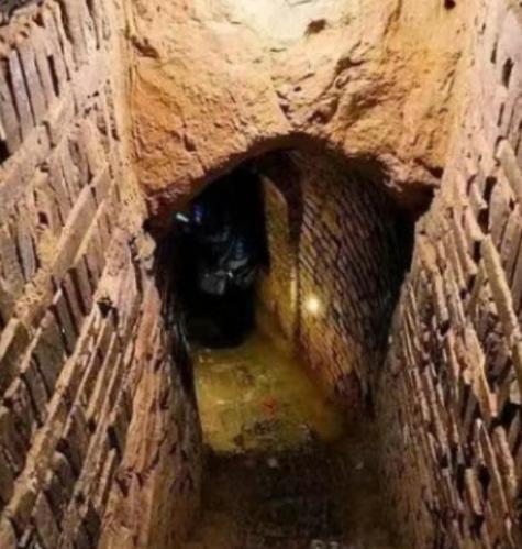 1994年，山西农民张隋亮在自家打窑洞时，意外打通了一个地下秘密通道，好奇的他决