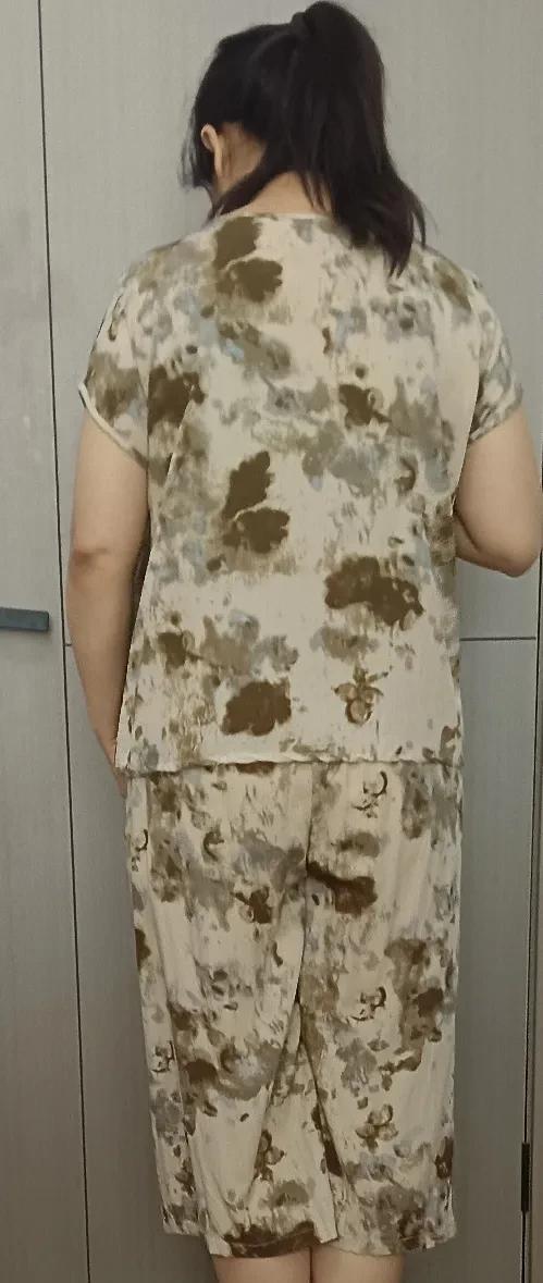 女儿非让我把这套衣服退了。前几天在网上看了件棉绸套装，觉得模特穿上挺好看的，价