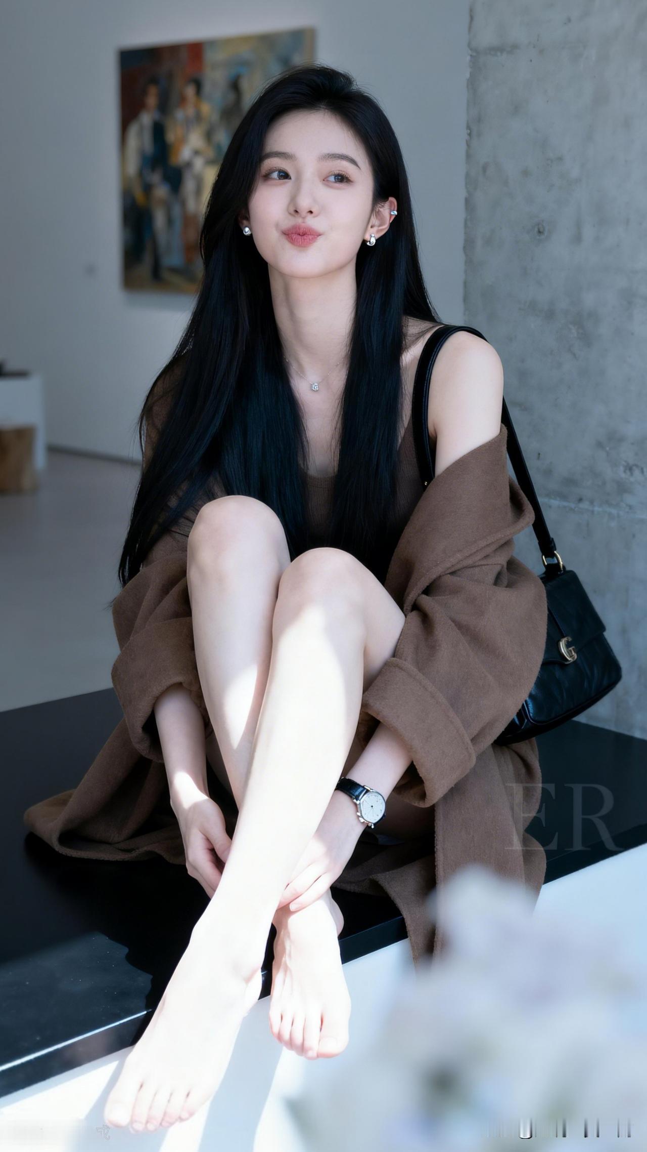 阳光洒进艺术馆，那画面美得像一幅油画。黑发少女轻倚长凳，双腿交叉，身着棕色连衣裙