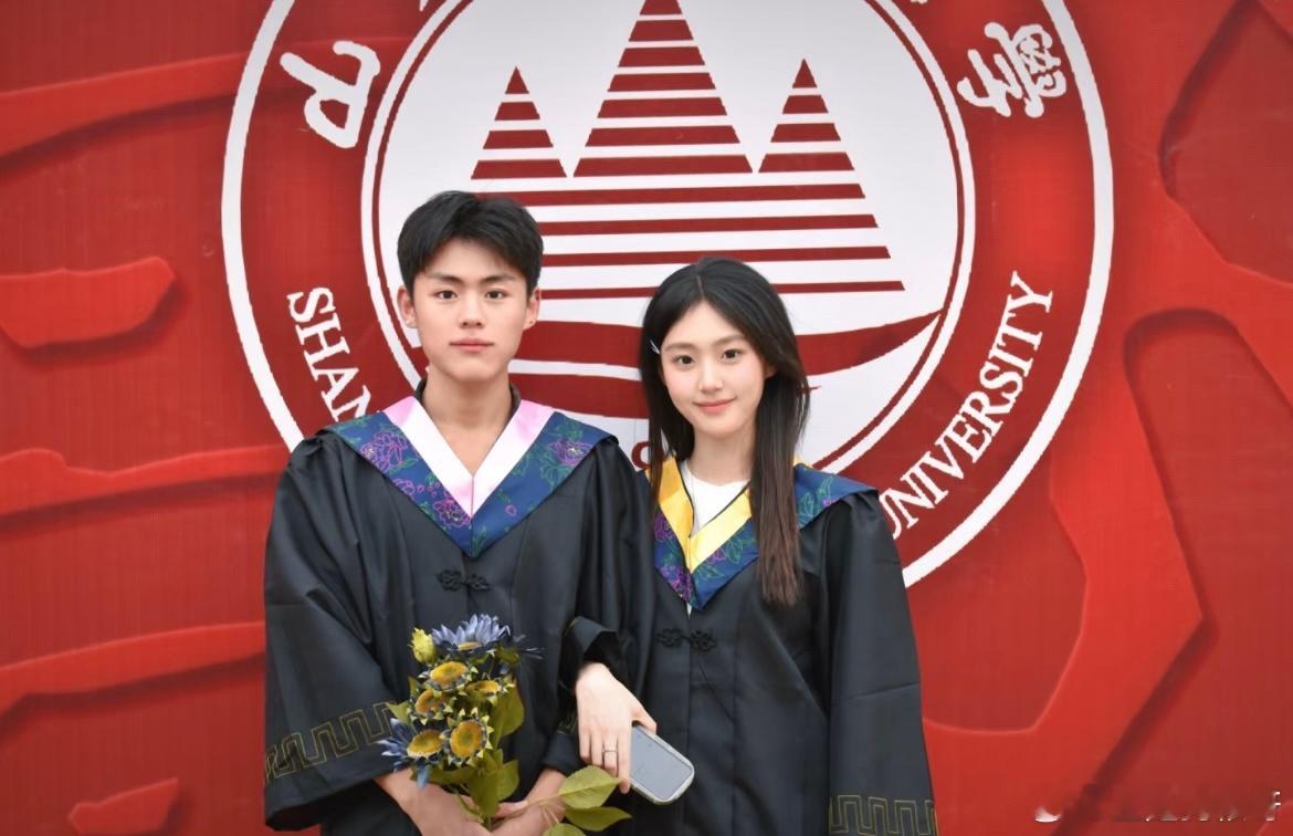 当初一起走进学校，现在一起走出学校。​​​