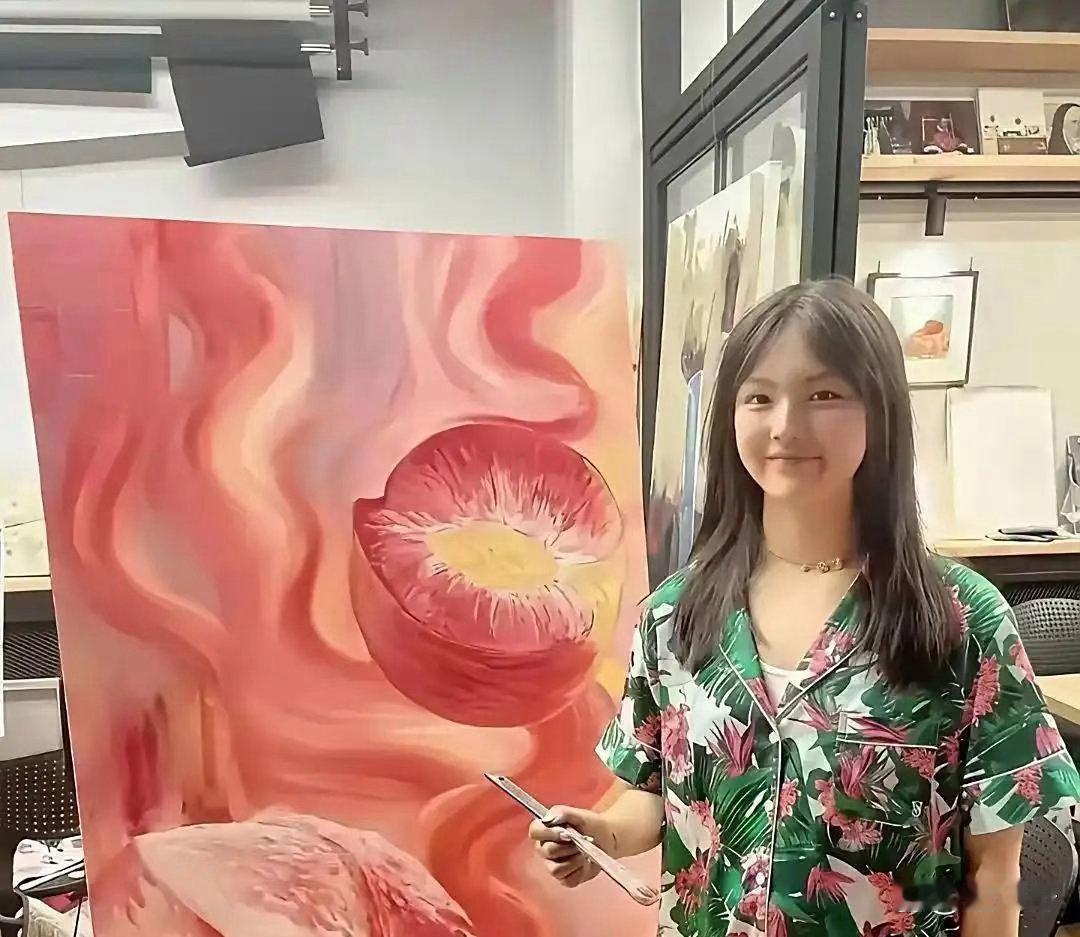 左边是冯小刚女儿的画，右边是李湘女儿的画。你们觉得这俩孩子在绘画方面，有没有那个天赋？​