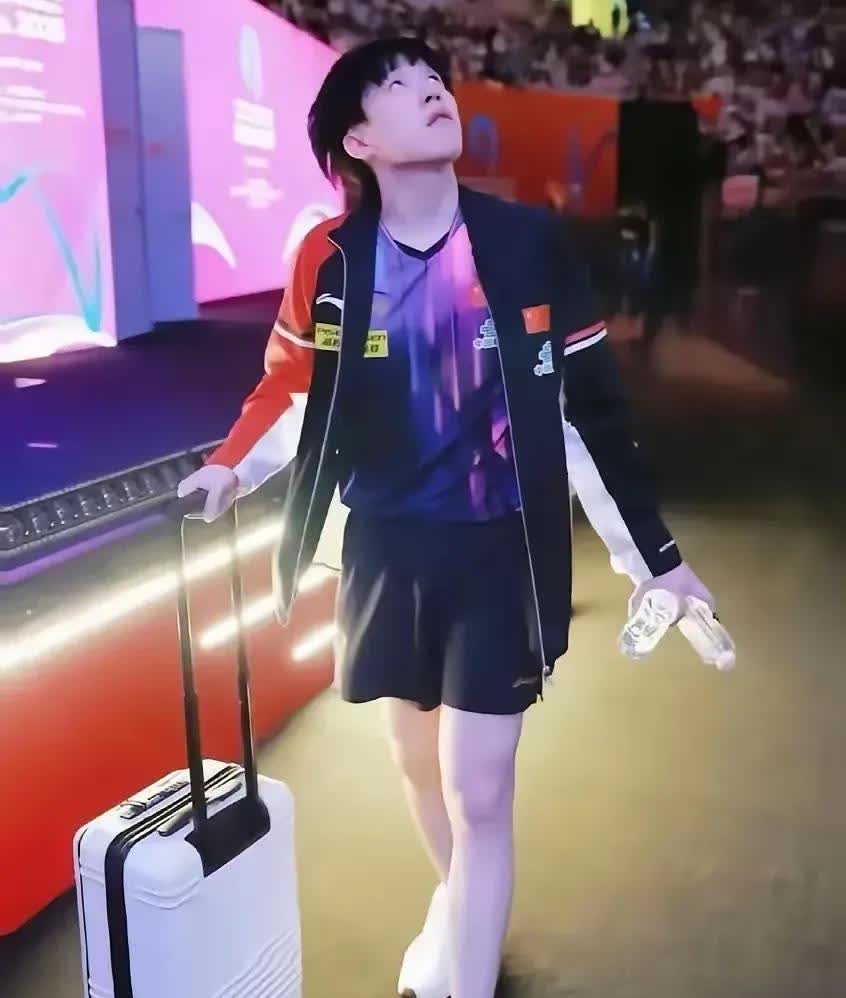 楚钦老师退场的时候往上看的动作真的很明显，比赛暂停的时候也在往上看，跟王皓拥抱的