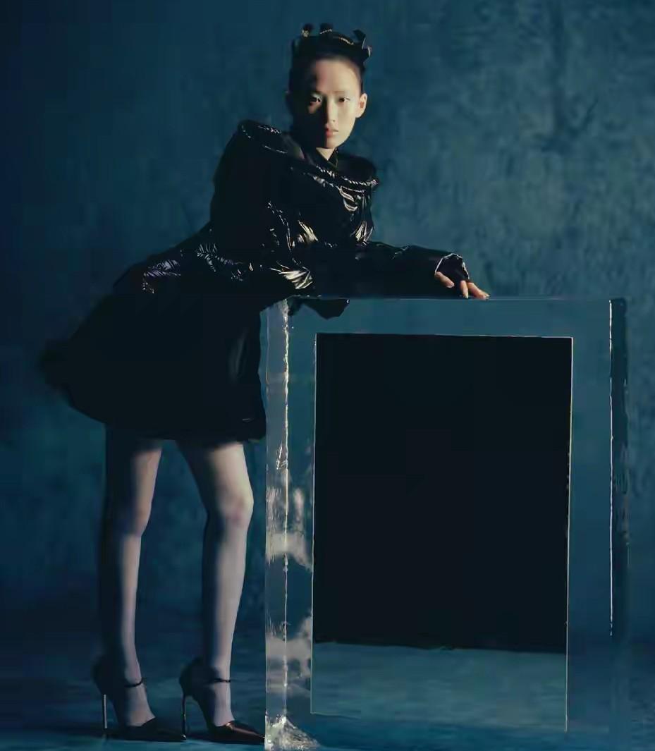 原谅我老土不懂时尚陈芋汐这组时尚杂志到底时尚在哪？衣服时尚吗？并没有，土到前