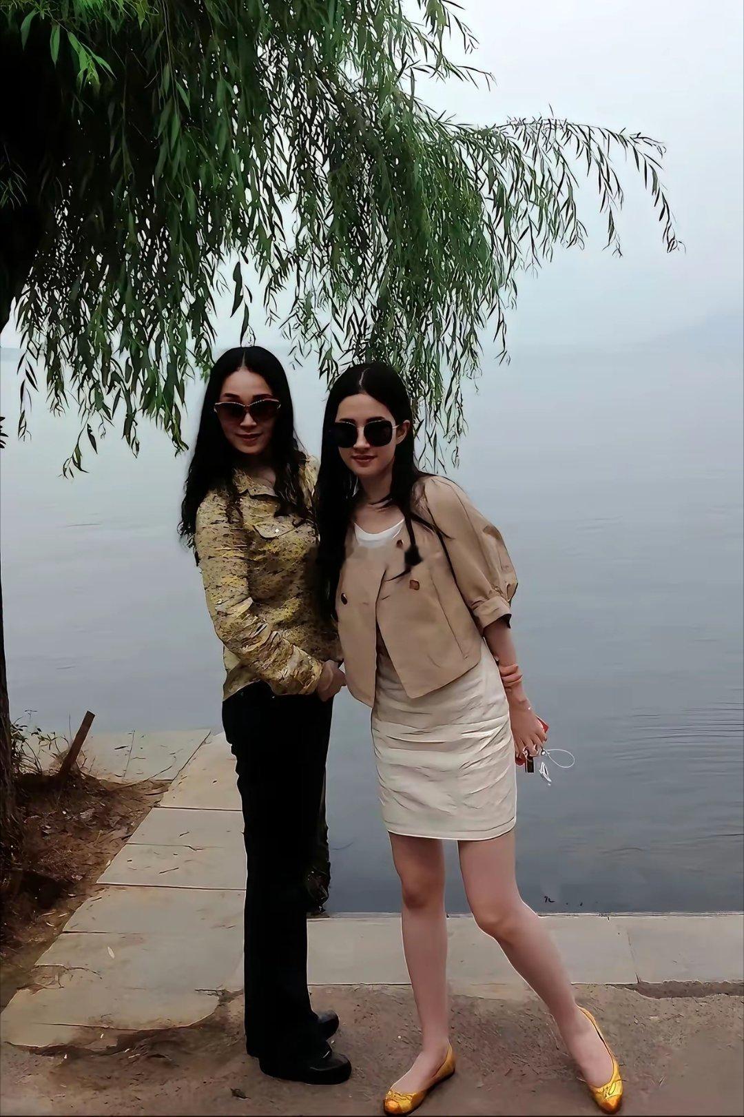刘亦菲和小姨的合影戴墨镜看几乎一模一样，这基因真好