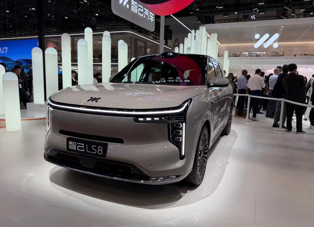 说真的，北京车展转了一圈，25万这个价位里最让我走不动道的，就是这台智己LS8。