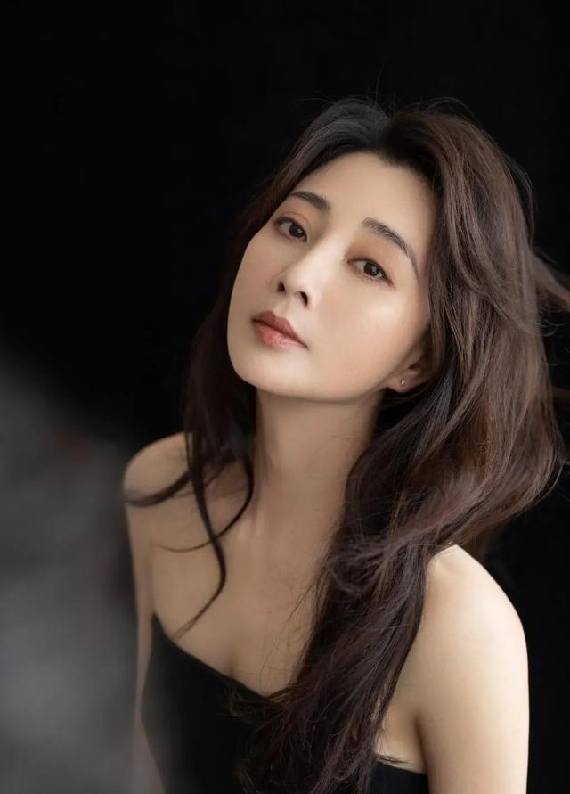 2009年，殷桃在富豪孙东海的疯狂追求下，成为了他的女人，没想到孙东海又惦记上了