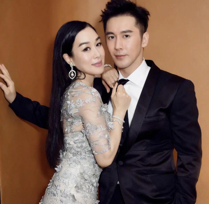 主持人问张伦硕:“你最受不了钟丽缇的是什么？”张伦硕气呼呼地说:“她花钱太厉害了