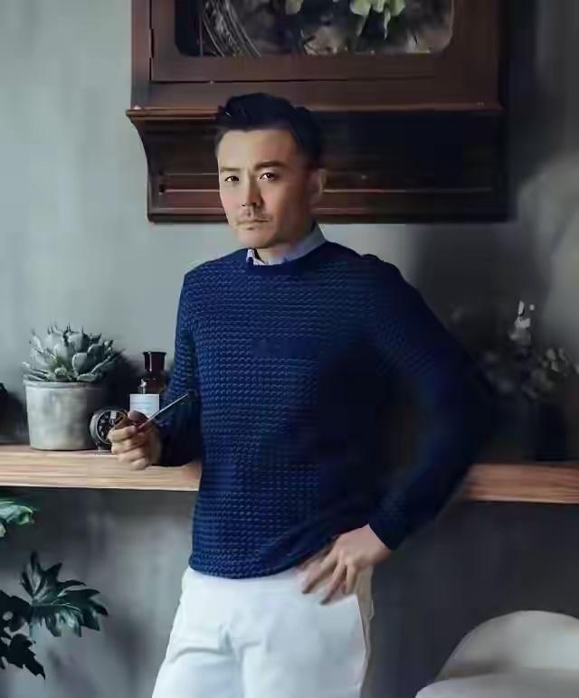 他与高圆圆分手后，12年不谈恋爱没有绯闻，48岁娶旺夫妻子后爆红