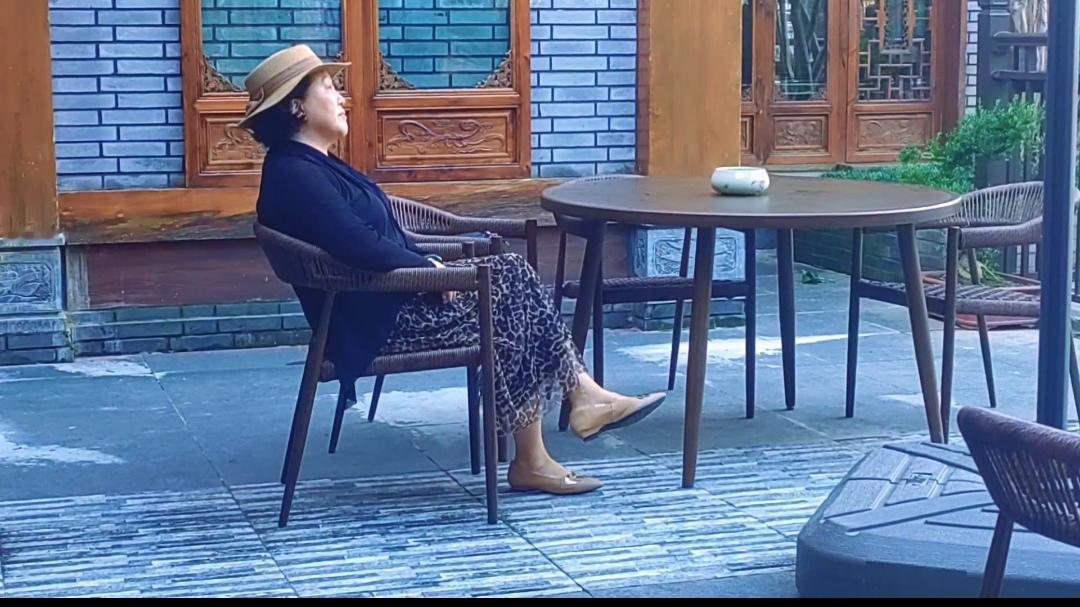 邻居家儿子结婚三年了，他媳妇既不工作，也不出门，更不生孩子，整天就知道在家生闷气