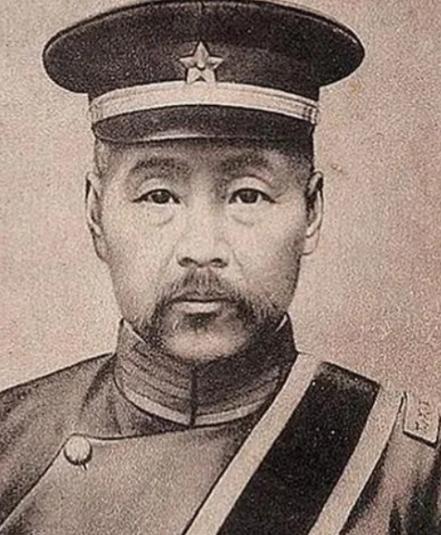 1895年，冯国璋回乡途中遇到了一位看似乞讨的老妇人，他问：“前面是诗经村吗？”