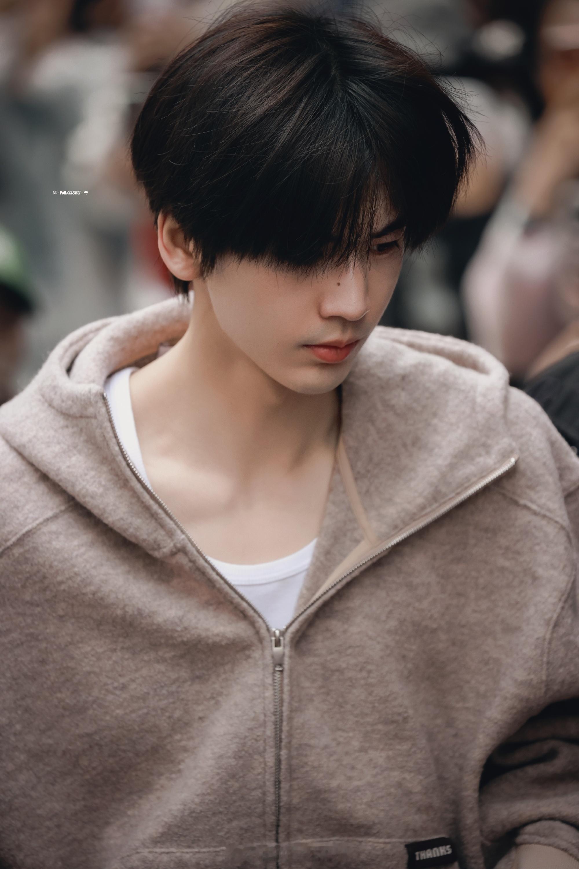 张凌赫今日上班路透🈶胡茬有点man哦