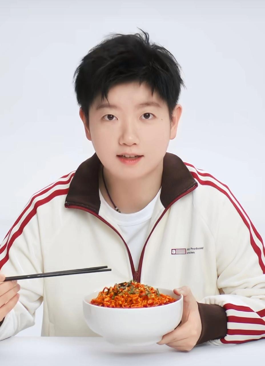 莎莎又被“蛐蛐”了，端着一碗火鸡面愣是下不去嘴。莎莎你倒是动筷子呀，第一次